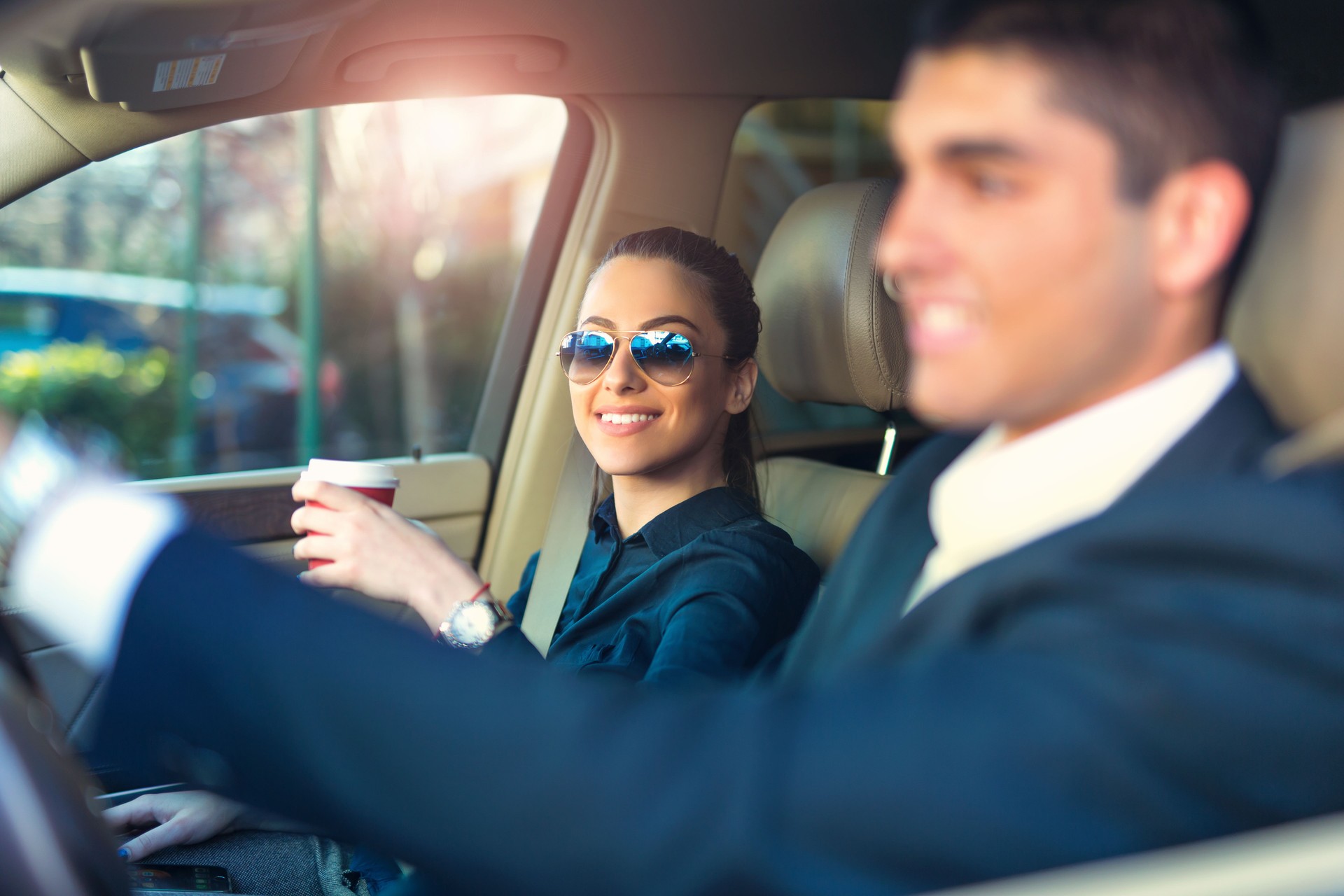 Retrato de uma mulher bonita e uma colega de trabalho dirigindo um carro