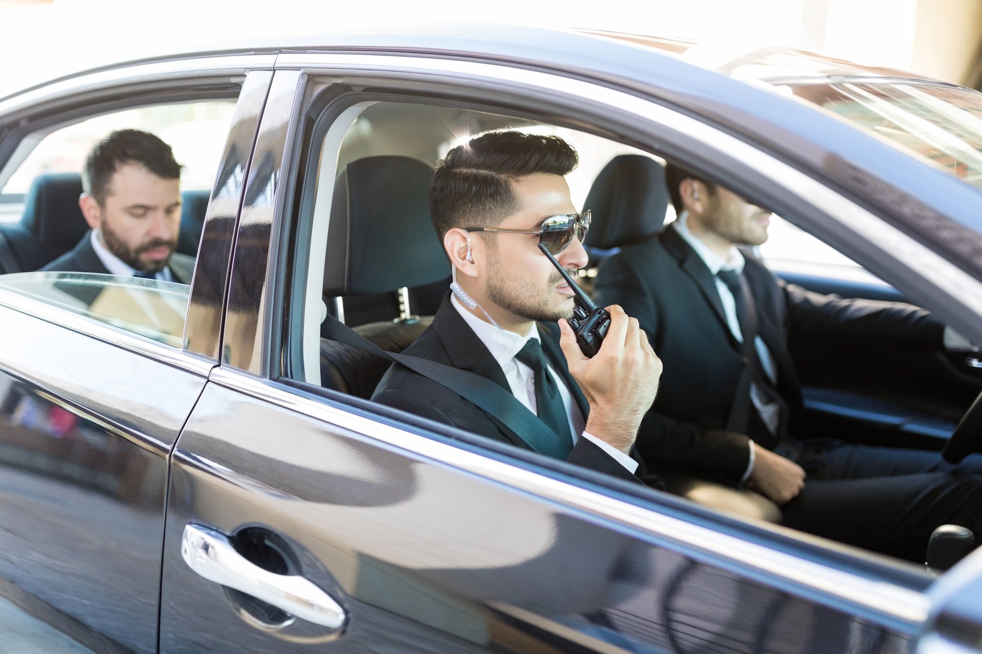 Equipe de segurança, transporte VIP em carro de luxo